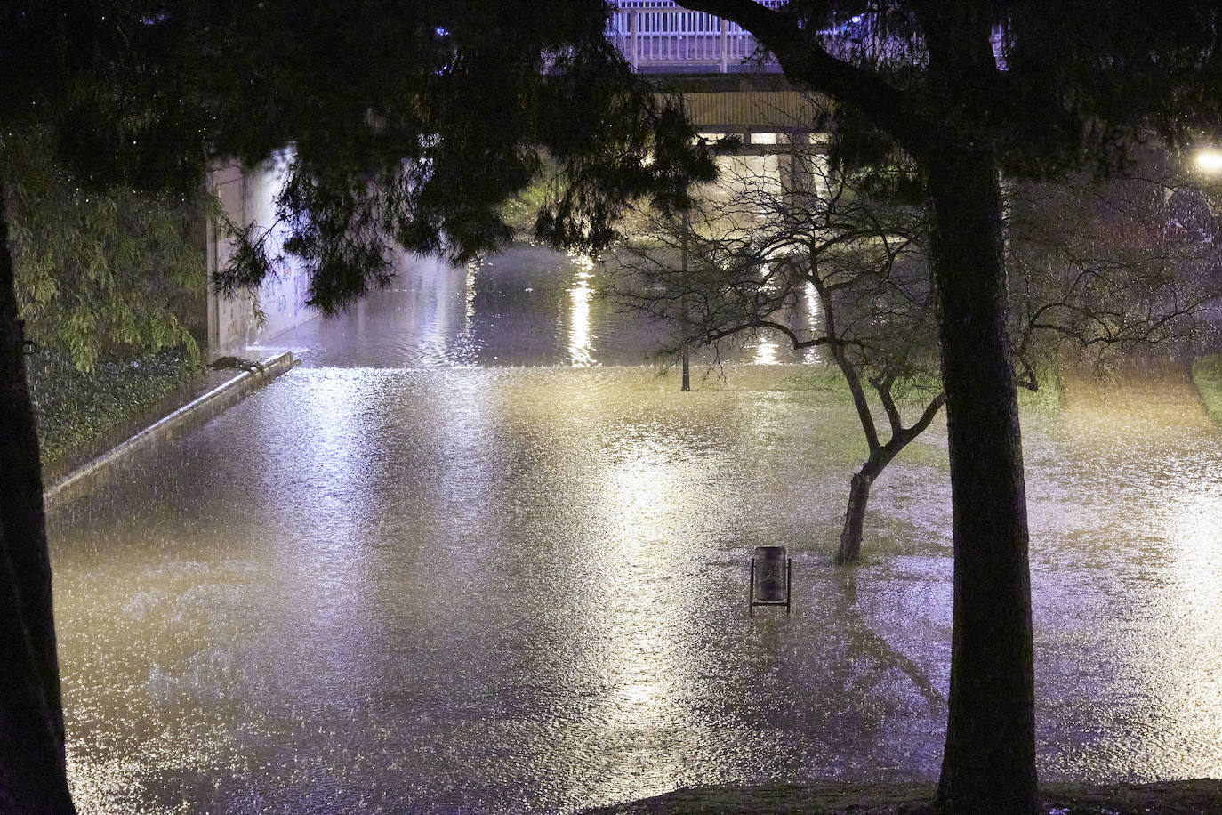 La tromba de agua deja 100 litros en El Cabanyal en menos de 2 horas, provoca inundaciones en calles, entrada de agua en viviendas y corta túneles en la capital