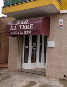 Imagen secundaria 2 - En el pequeño local se prepara en el momento una gran variedad de carnes. 