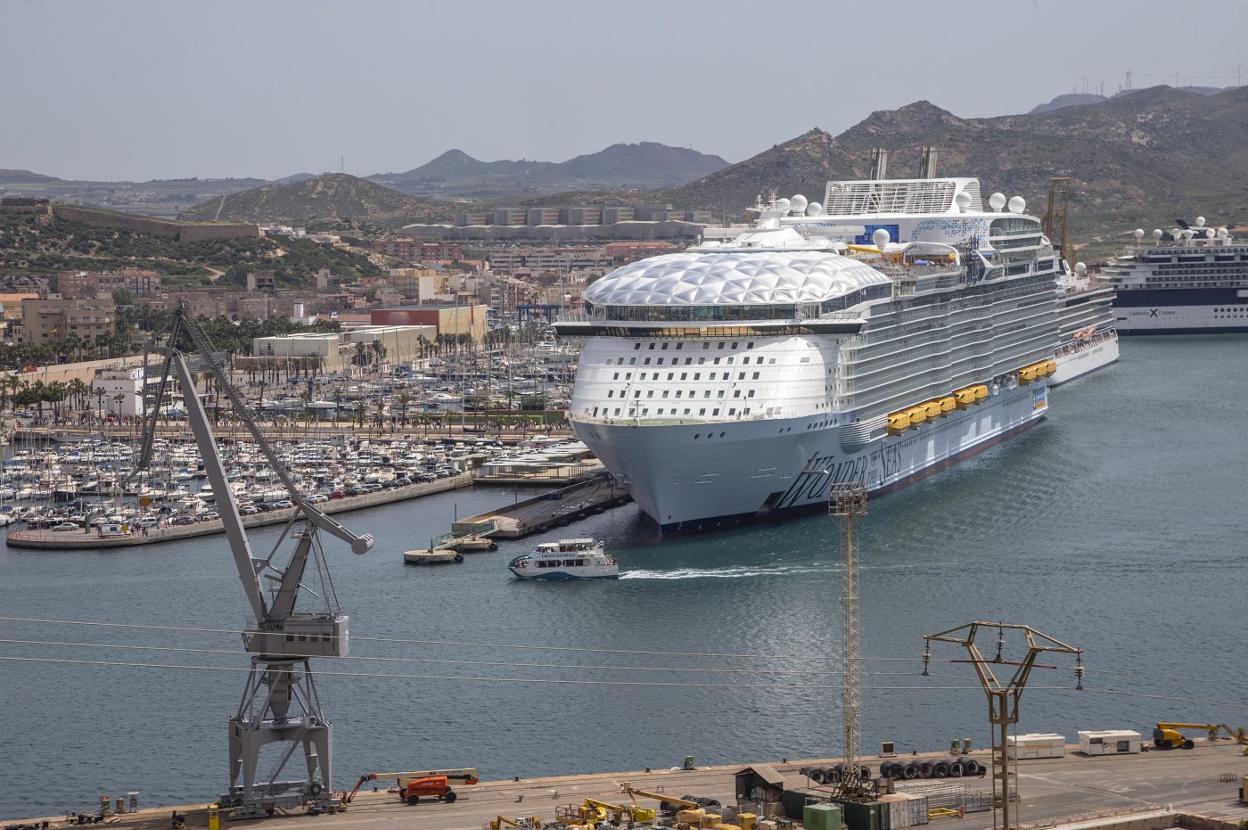 Crucero Wonder of Sea, que llega este sábado a las 8 de la mañana al puerto de Valencia. j. m. rodríguez