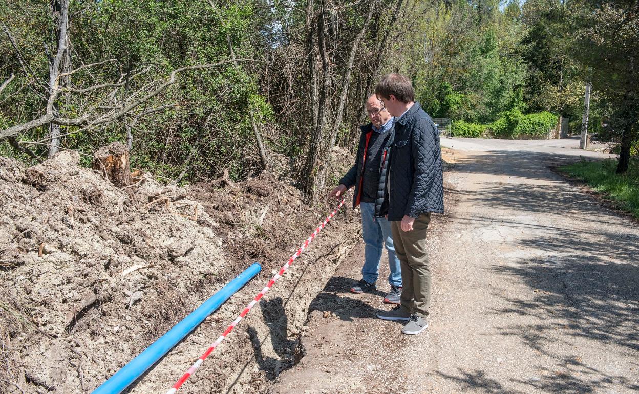 El alcalde y el concejal visitan las obras de canalización que ya se han iniciado. 