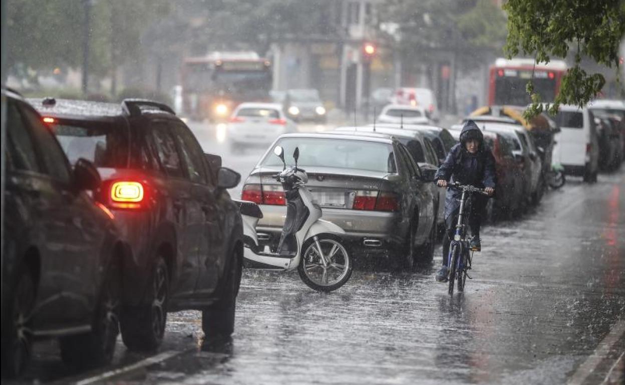 Un atasco durante este martes de lluvias en Valencia.