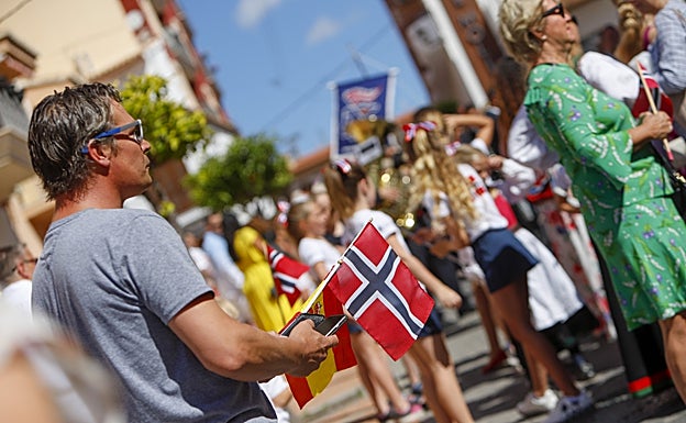 Imagen principal - La comunidad noruega celebra cada año su día nacional en l'Alfàs del Pi