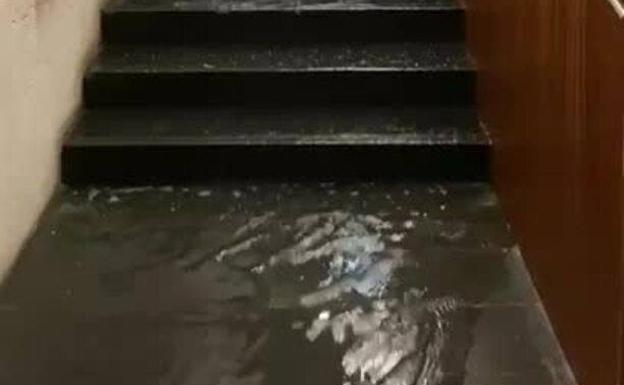 Lluvia en Valencia | Inundaciones en el Palau de la Música: se forma una cascada de agua en el edificio