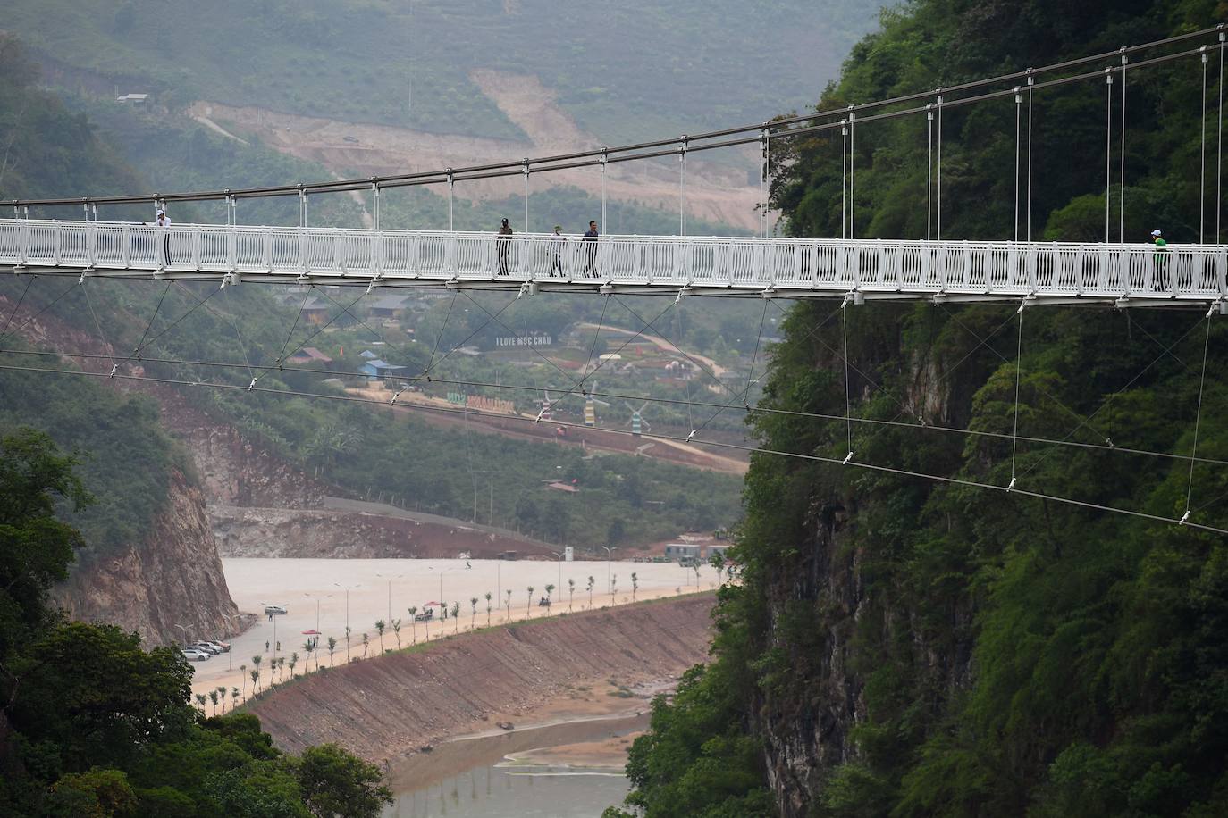 Fotos: Así es el puente de cristal más largo del mundo