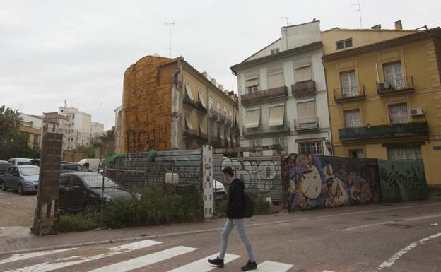 Imagen principal - Solares abandonados en Ciutat Vella.