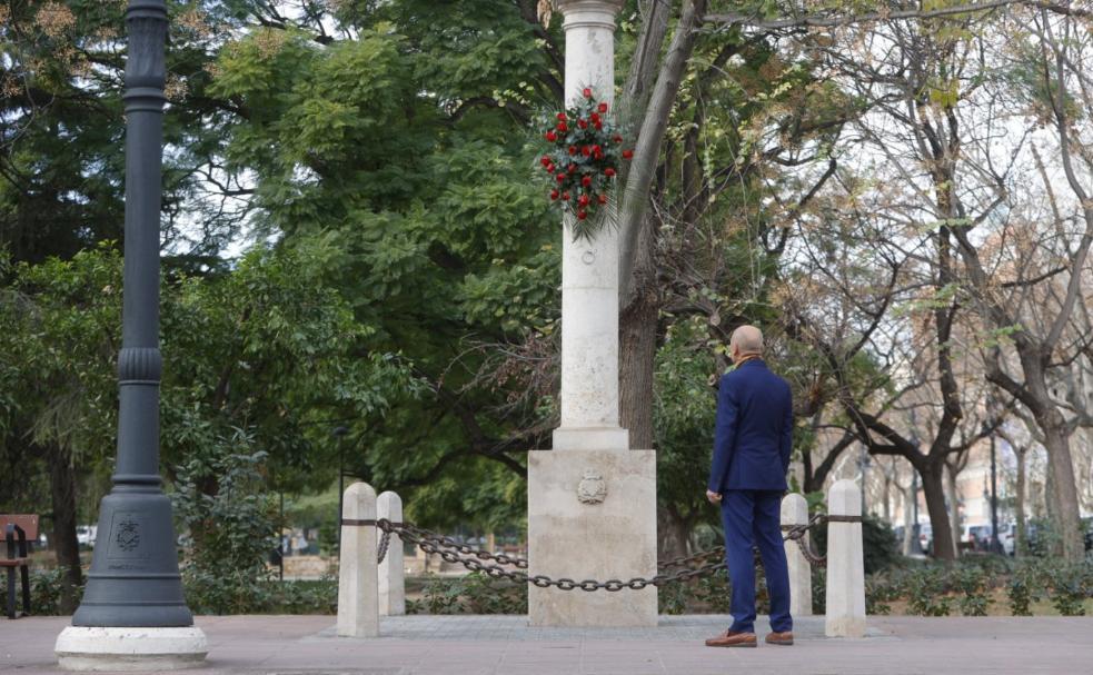 Un hombre observa el monolito erigido en el punto en que fue asesinado el profesor Manuel Broseta.