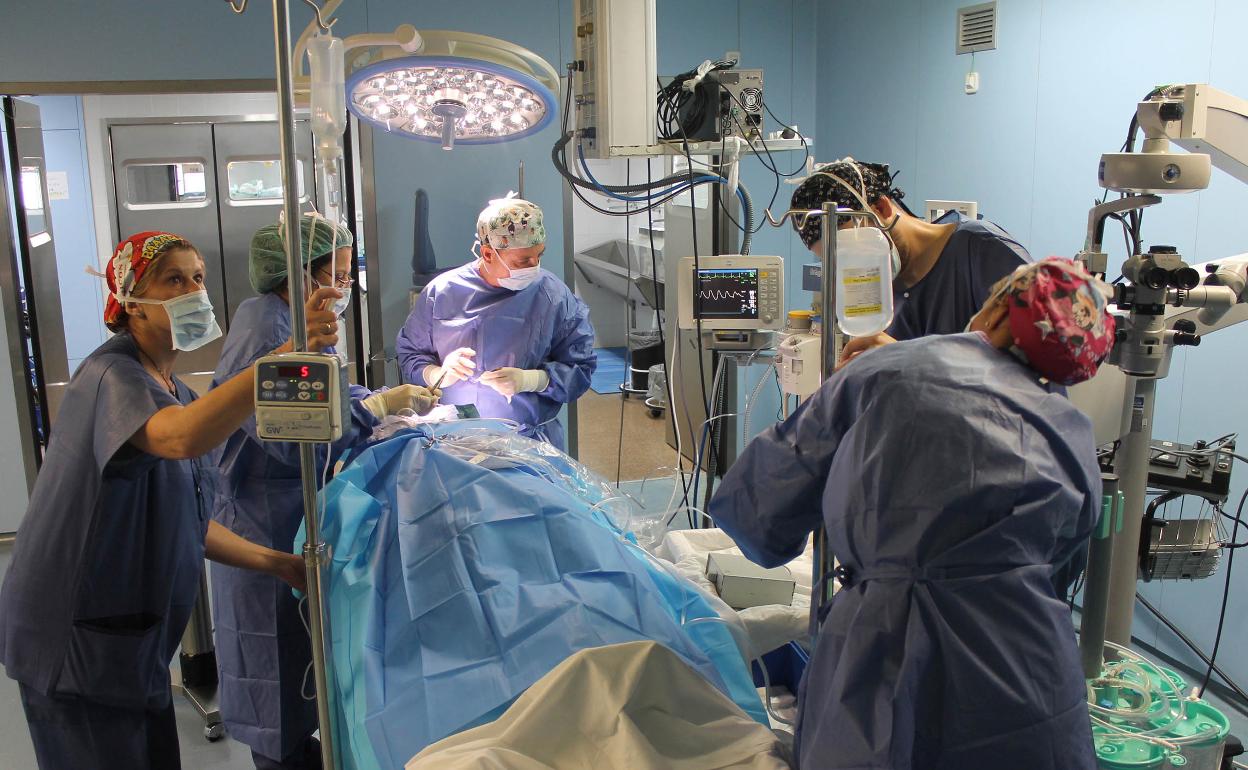 Intervención quirúrgica en el Hospital de la Ribera. 