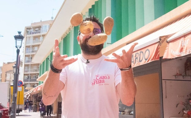 Germán Carrizo frente al mercado de Ruzafa 