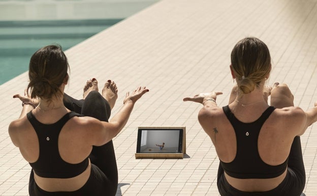 Sólo es necesario un dispositivo móvil para practicar yoga, no importa el lugar. 