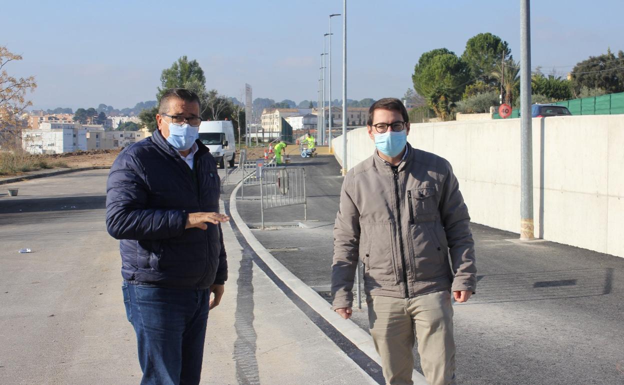 La actuación contempla un carril ciclopeatonal que una el polígono Sant Vicent con el casco urbano. 