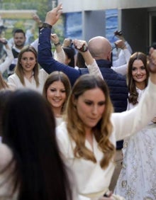 Imagen secundaria 2 - Ensayo de la dansà de las cortes de 2020-2021 y 2022 y de Carmen Martín y Consuelo Llobell (FMV) . 