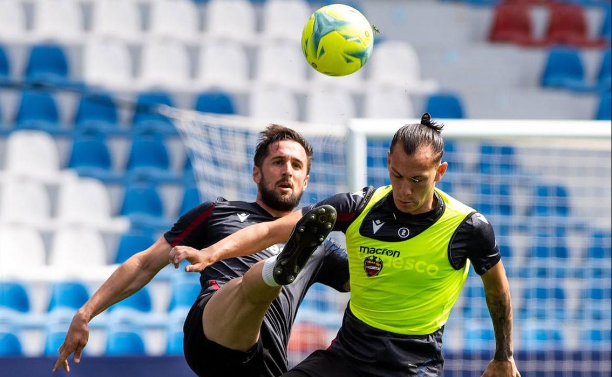 Miramón y Son, durante el entrenamiento de esta tarde en el Ciutat de València.