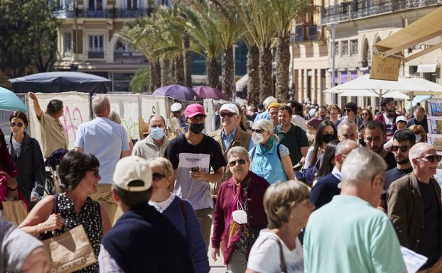 Turistas pasean por la plaza de la Reina, todavía en obras.