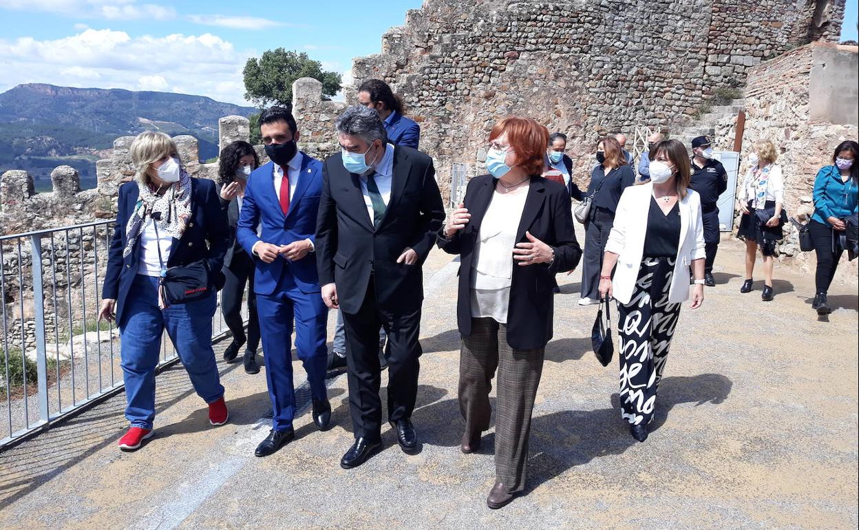 Rodríguez Uribes, en el centro, durante su visita al castillo de Sagunto en abril de 2021. 