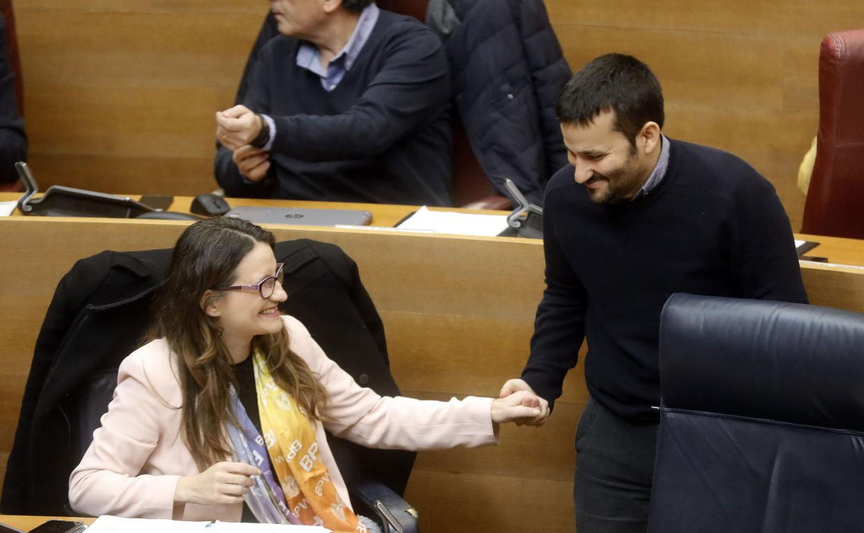 Vicent Marzà saluda en Les Corts a Mónica Oltra. 