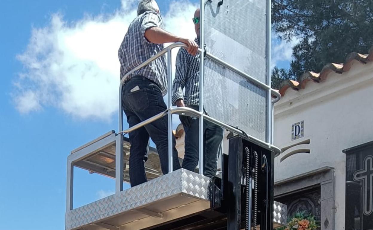 Empleados municipales del Cementerio Municipal de El Real de Gandia. 