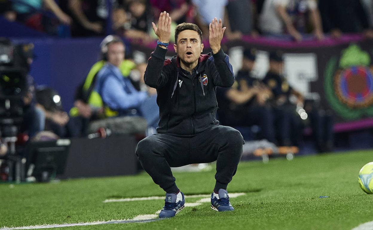 Alessio Lisci, durante el encuentro del viernes frente a la Real en el Ciutat de València. 