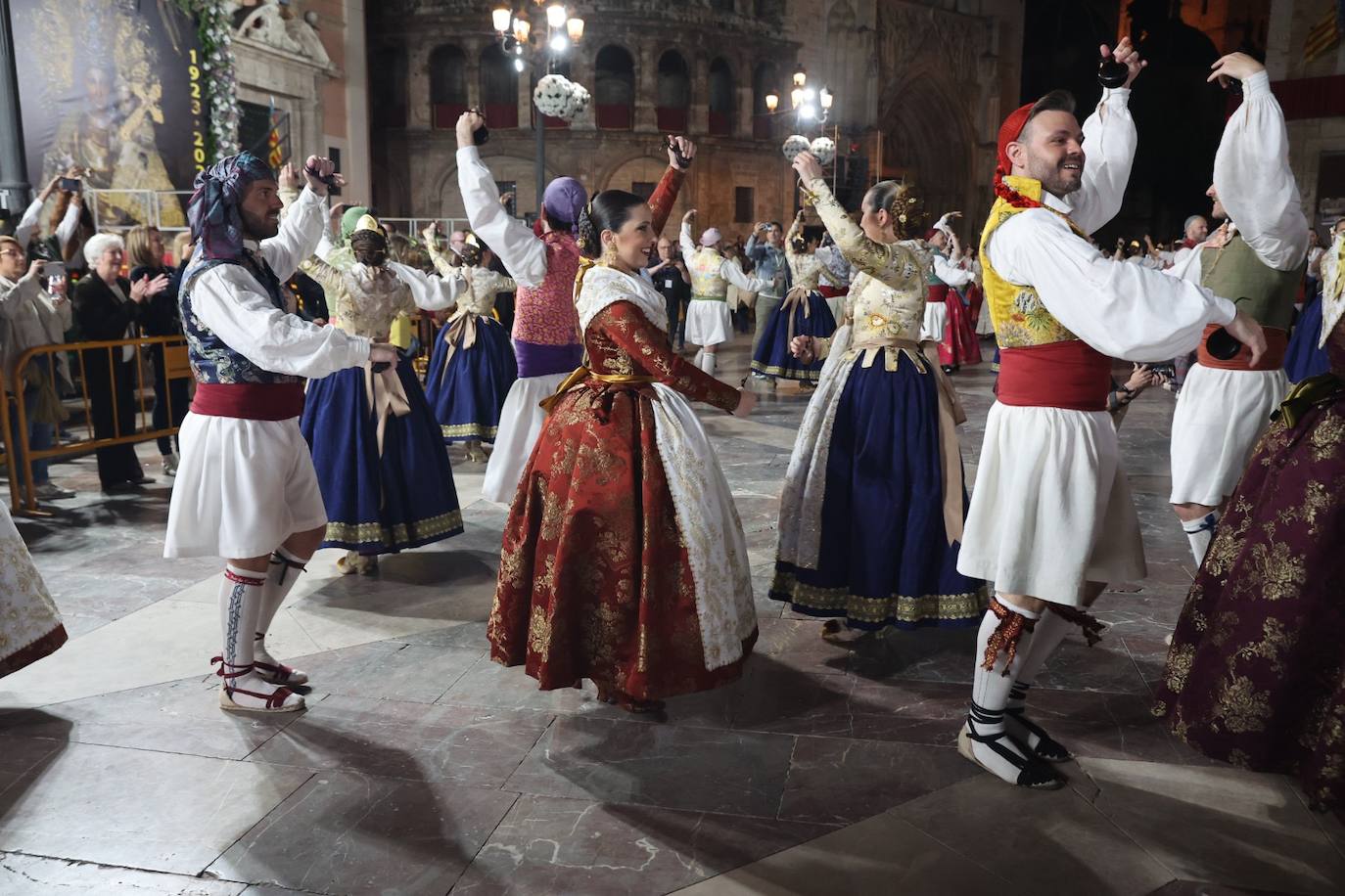 Fotos: Dansà 2022 en honor a la Virgen de los Desamparados