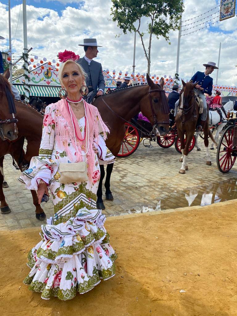 Amparo Llácer, vestida de flamenca en la Feria de Abril.