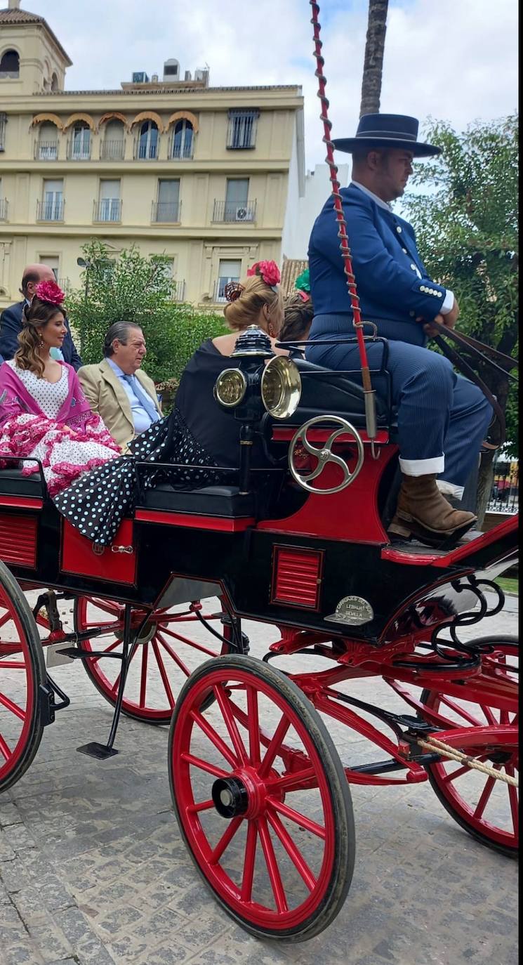 Esther Pastor y Vicente Boluda, paseando en coche de caballos.