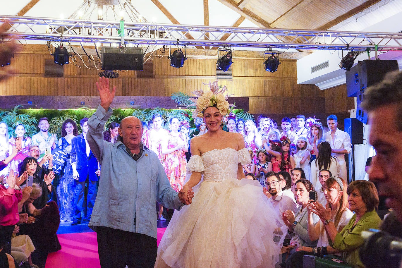 Francis Montesinos al finalizar el desfile con su musa, Sara de Antonio.