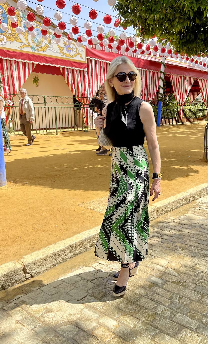 Laura Gallego, paseando por la feria.