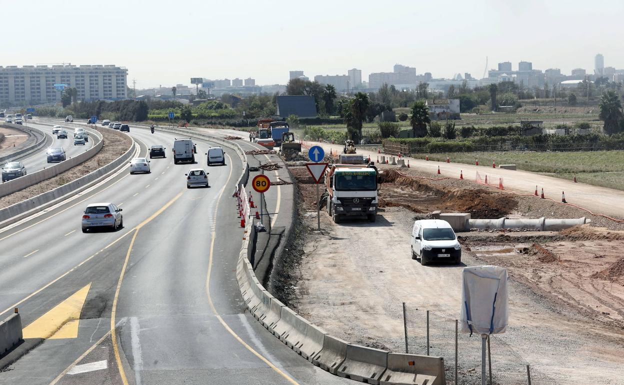 Trabajos en la V-21, una de las escasas inversiones en marcha. 