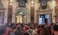 Los valencianos cantan el Himno Regional dentro de la Basílica