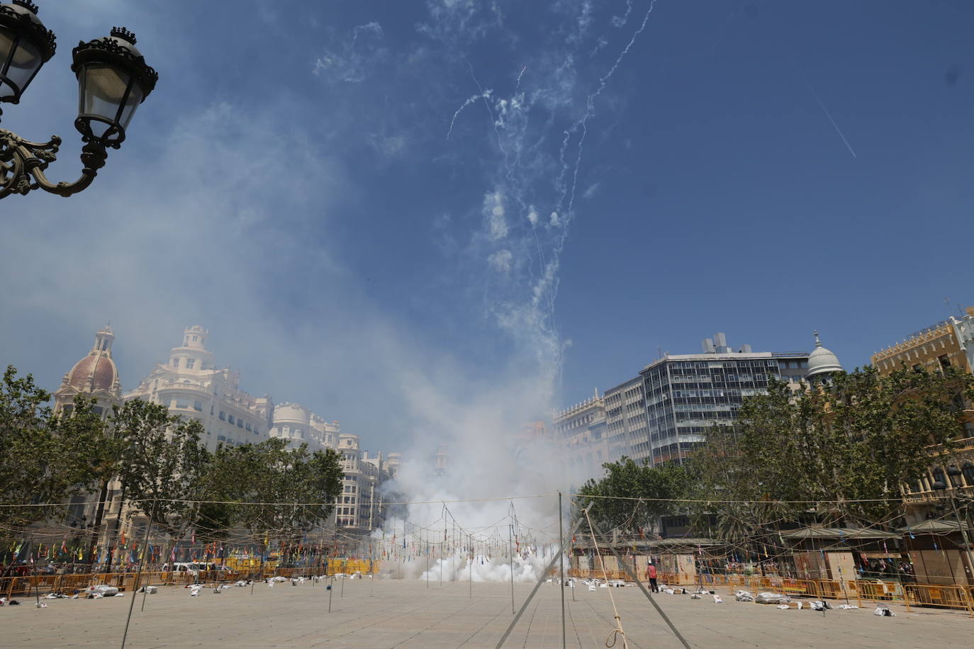 Fotos: Pirotecnia Aitana dispara una mascletà en el día de la Mare de Déu