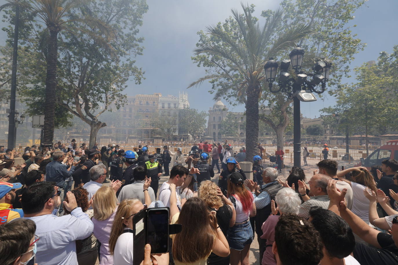 Fotos: Pirotecnia Aitana dispara una mascletà en el día de la Mare de Déu