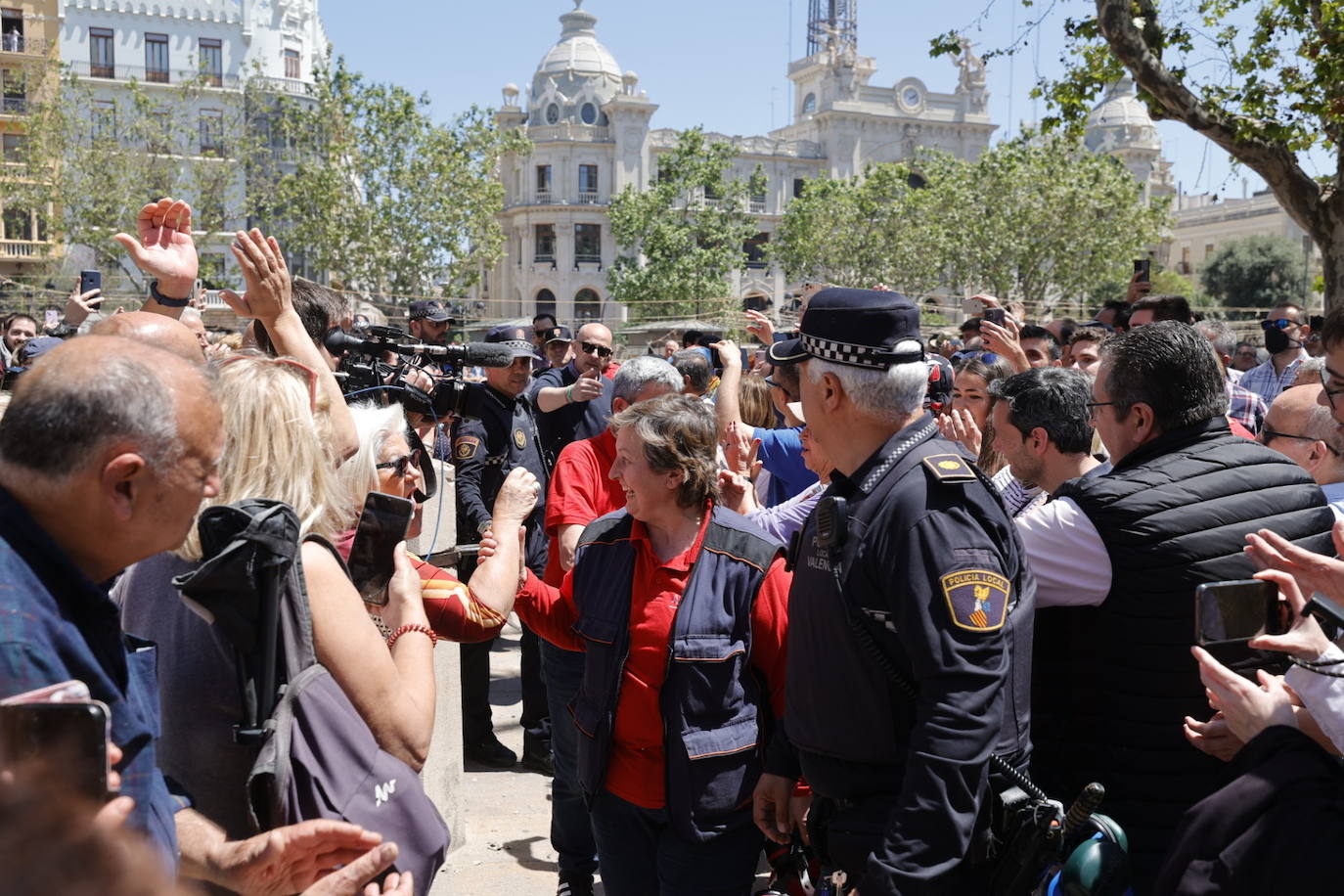 Fotos: Pirotecnia Aitana dispara una mascletà en el día de la Mare de Déu