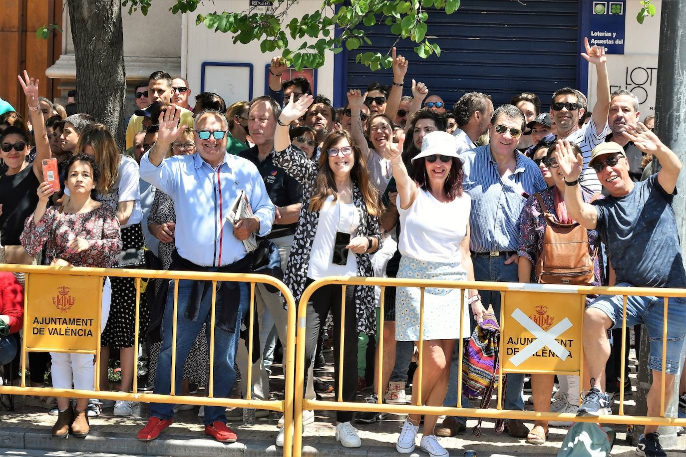 Fotos: Pirotecnia Aitana dispara una mascletà en el día de la Mare de Déu