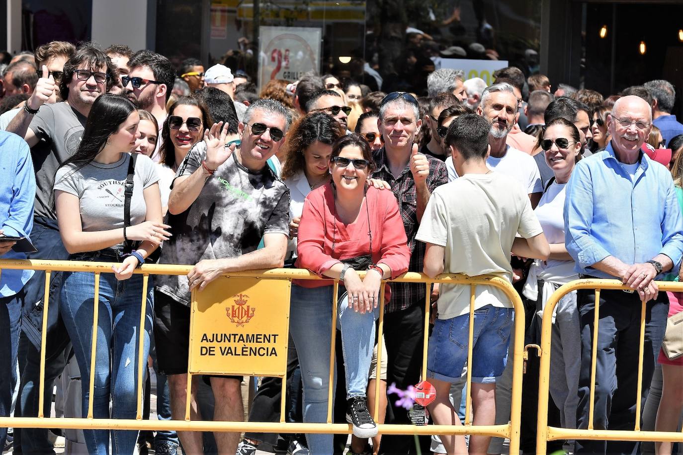 Fotos: Pirotecnia Aitana dispara una mascletà en el día de la Mare de Déu