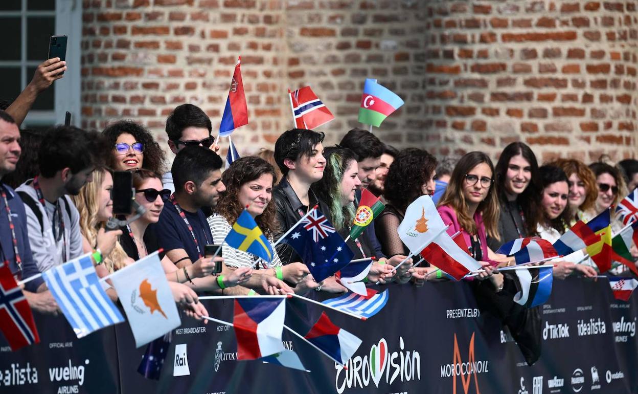 Aficionados esperan la llegada a la alfombra roja de la ceremonia de apertura del Festival de Eurovisión. 