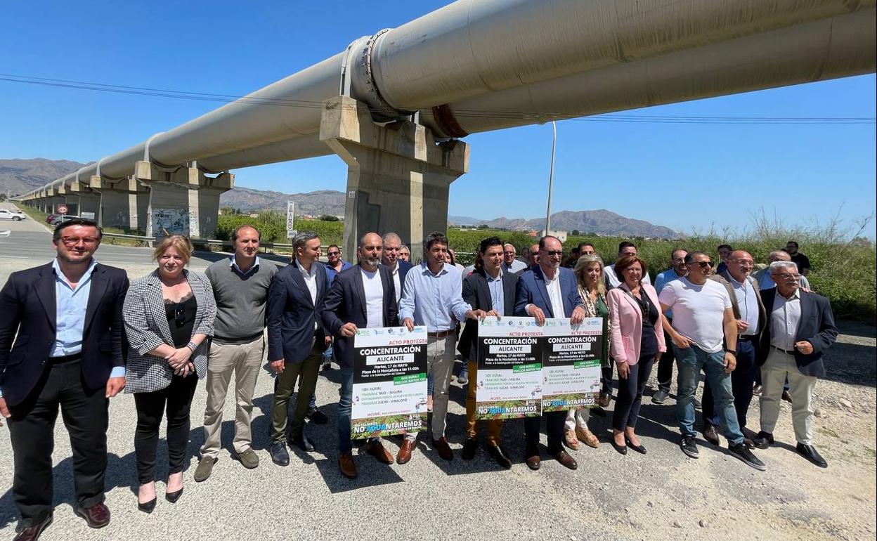 Imagen del acto que ha tenido lugar este lunes en Orihuela en favor del trasvase Tajo-Segura. 