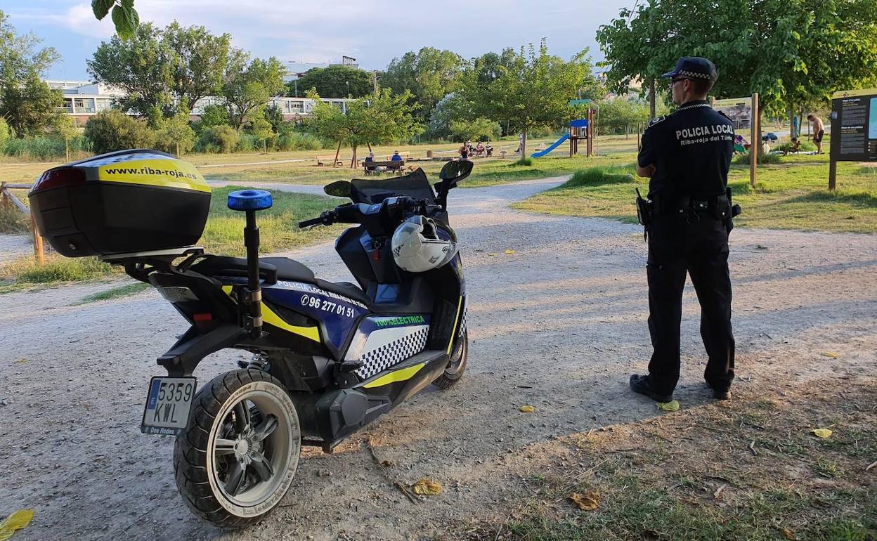 Un agente de la Policía Local de Riba-roja de Túria. 