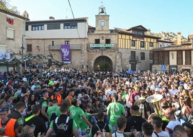 Imagen secundaria 1 - El ambiente que se vivió durante la actuación de la charanga. 