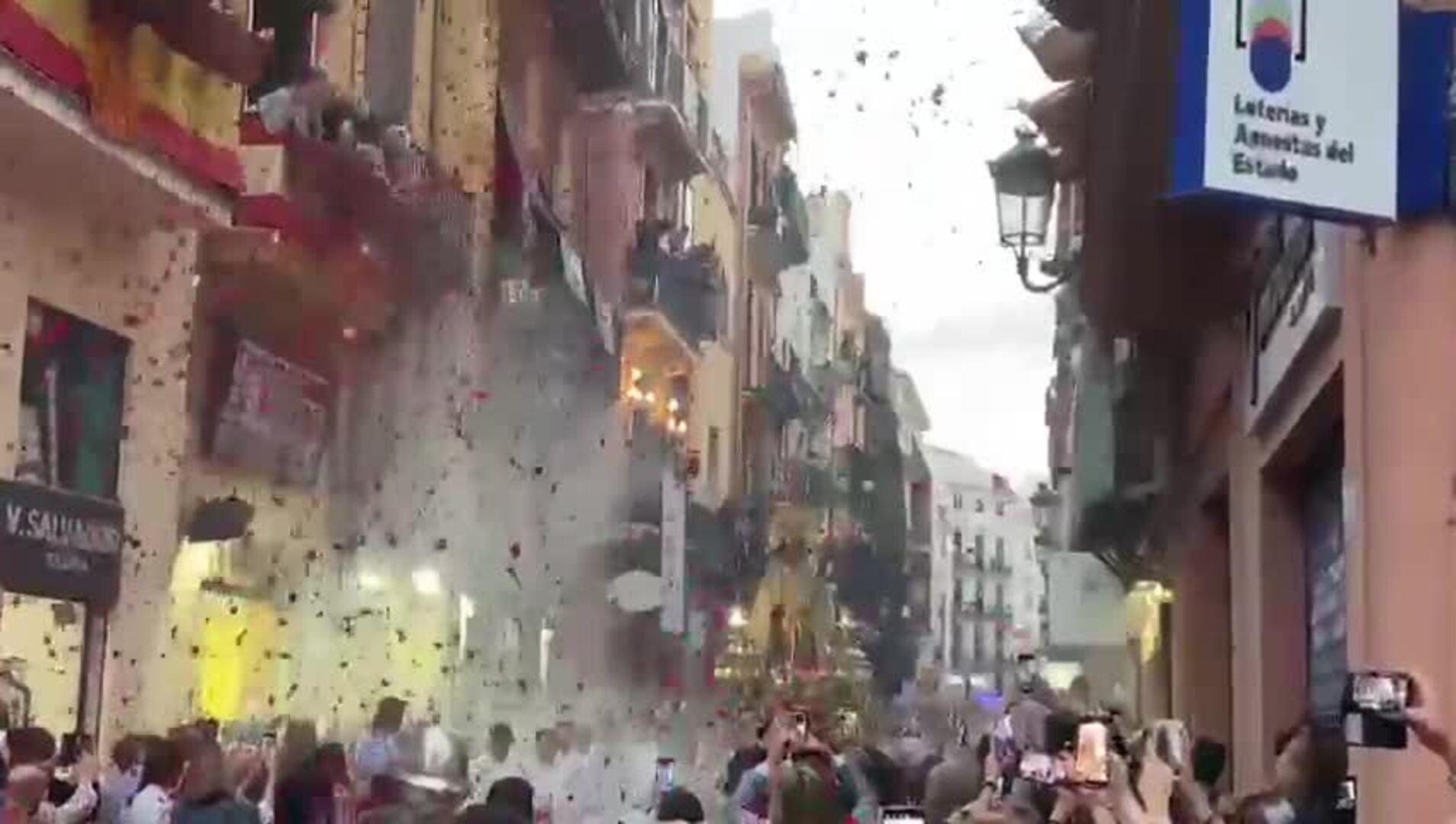 Flores a la Virgen de los Desamparados en la procesión