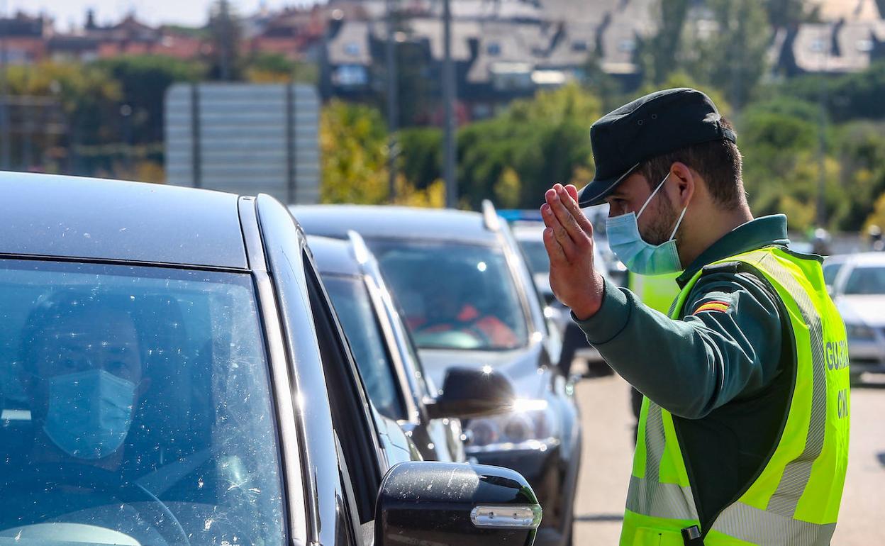 Un agente de la Guardia Civil, durante un control rutinario de tráfico. 