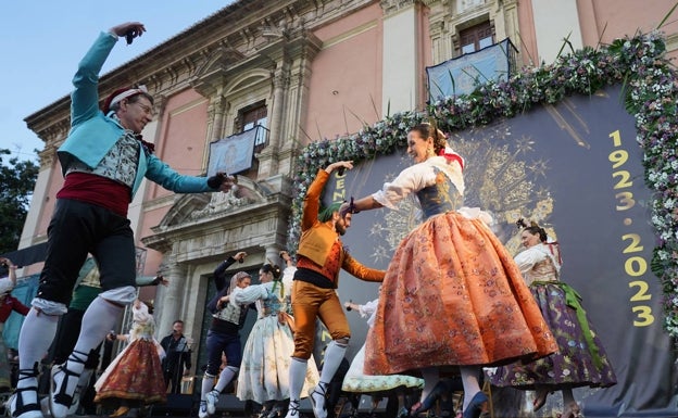 Actuación del grupo Alimara, en la plaza de la Virgen. 