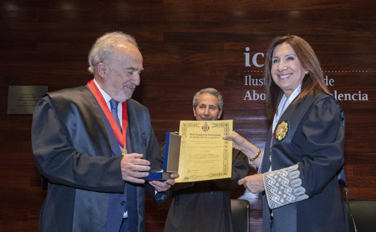 La decana de los abogados entrega la medalla. 