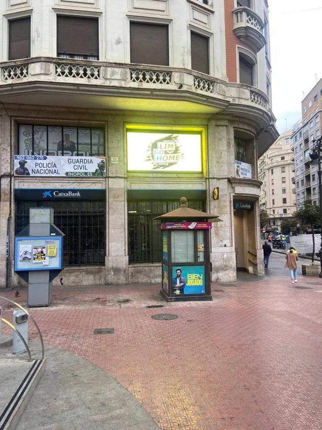 Un cartel con el lema 'LIM GO HOME' en la Plaza España de Valencia