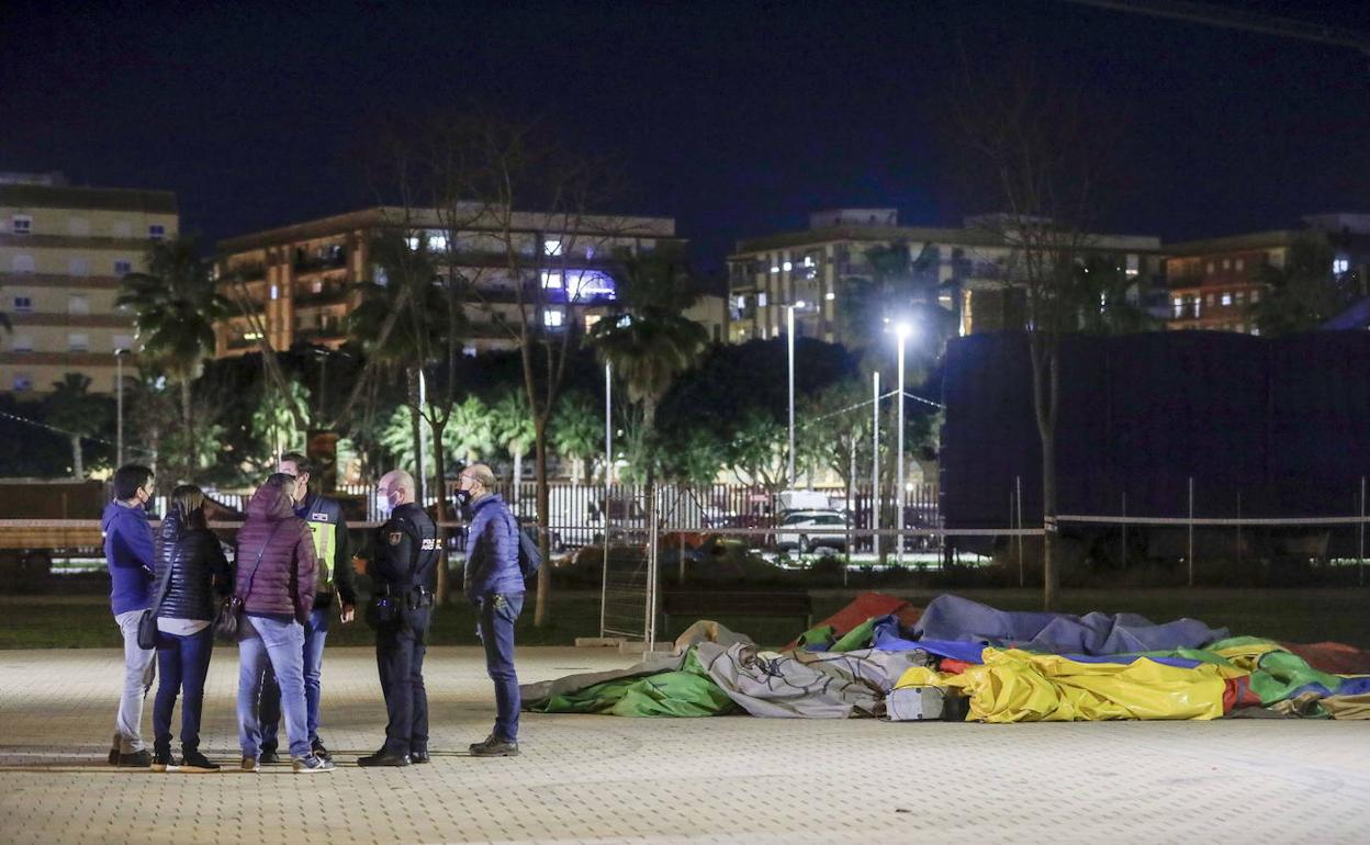 Agentes de la Policía Nacional investigan el siniestro con dos niñas fallecidas en la feria organizada por el Ayuntamiento de Mislata. 