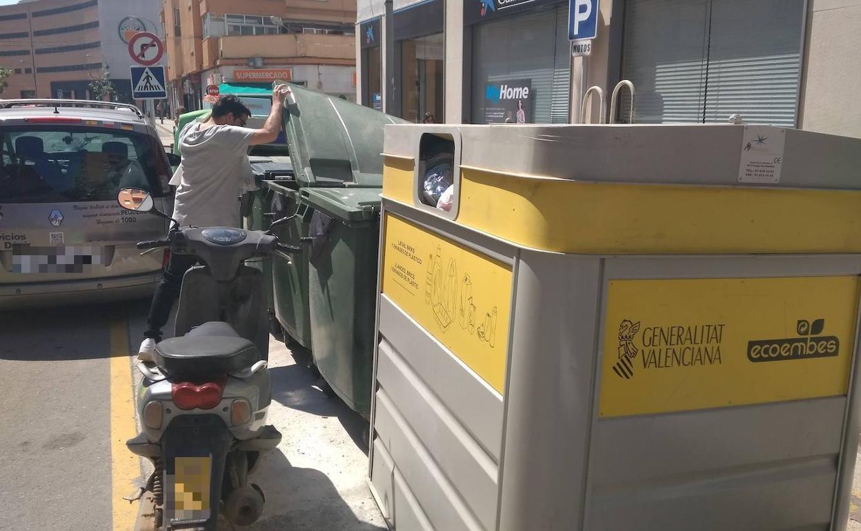 Los contenedores que van a ser soterrados en la calle Sagunto. 