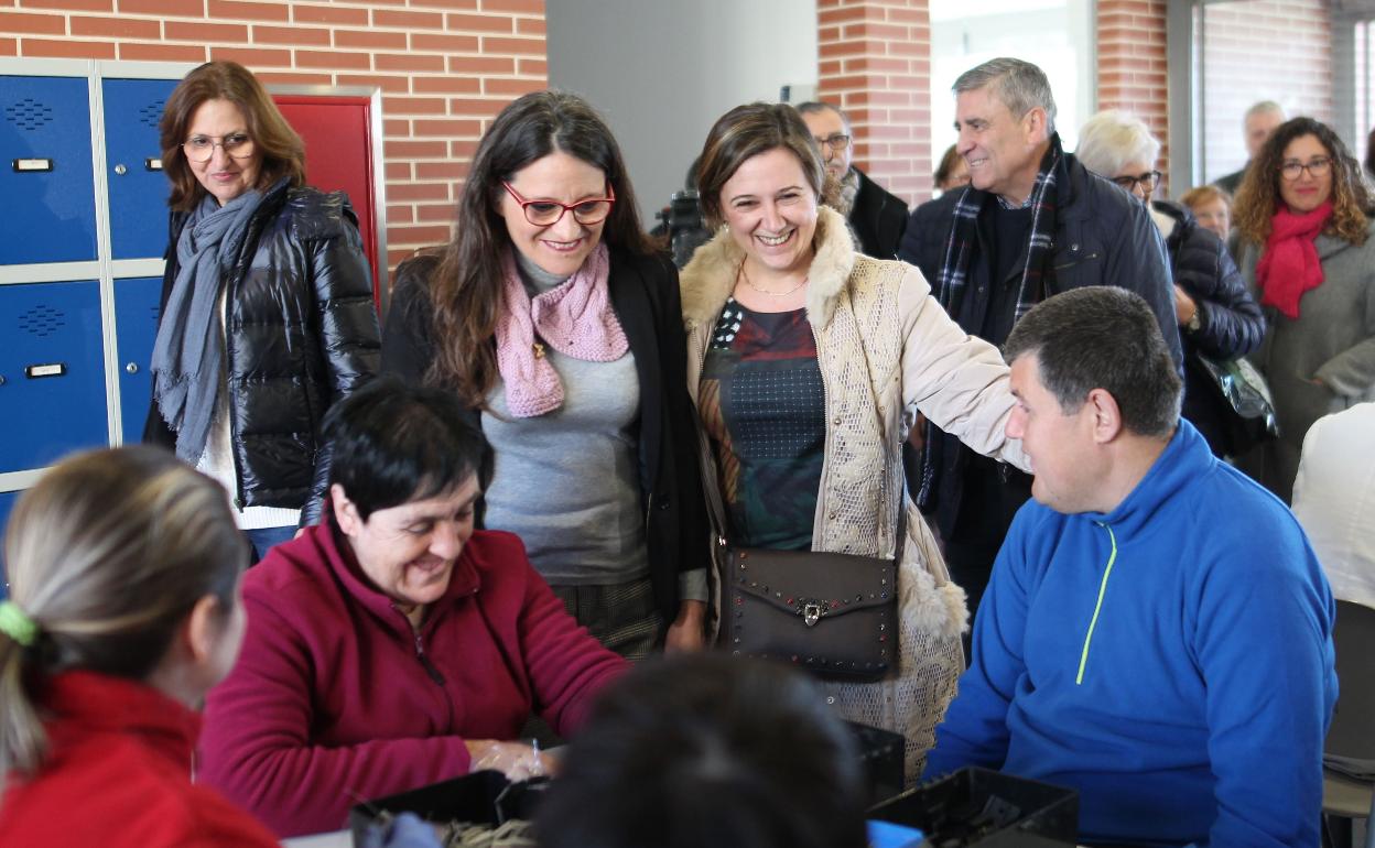 Oltra y Tamarit, en una visita a un centro social en Sueca. 