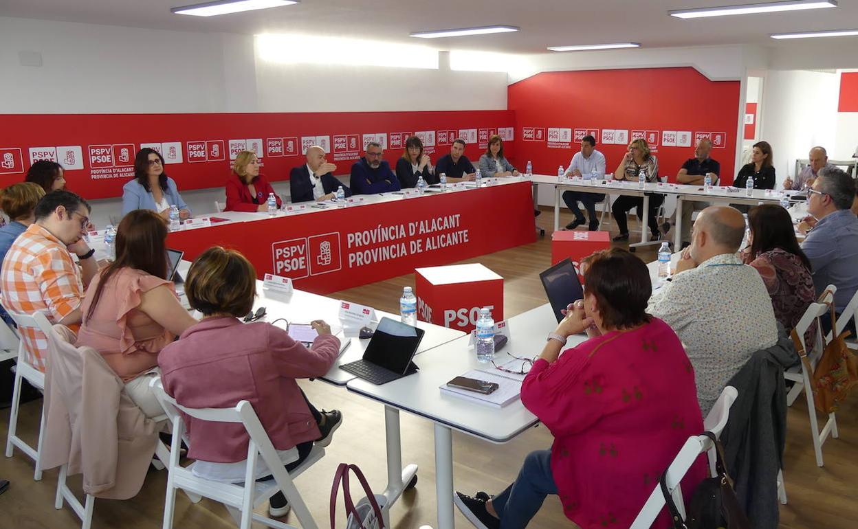 Imagen de la reunión de esta tarde de la comisión Ejecutiva Provincial del PSPV de Alicante en la nueva sede. 