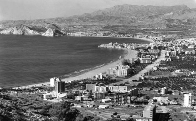 En la década de los 50 ya se observa la franja que poco después ocuparía la avenida del Mediterráneo