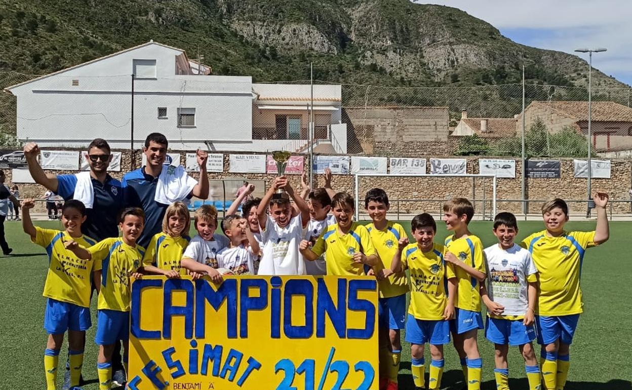 Jugadores del Benjamín A del CF Simat, ganadores de la liga. 