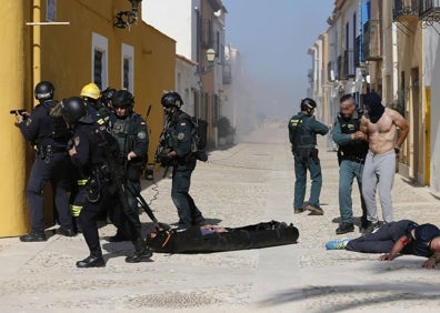 Imagen secundaria 1 - Así ha sido el simulacro de este viernes en la isla de Tabarca. 