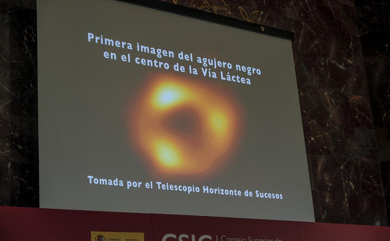 Telescopio. Vista del agujero negro en la sede del CSIC . efep La investigadora valenciana Rebecca Azulay. 